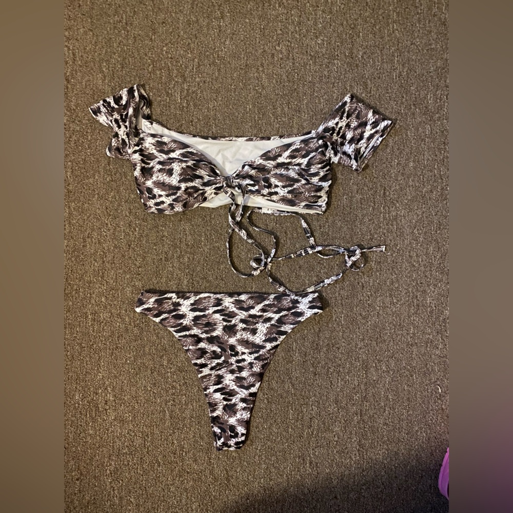 Off the shoulder leopard bikini